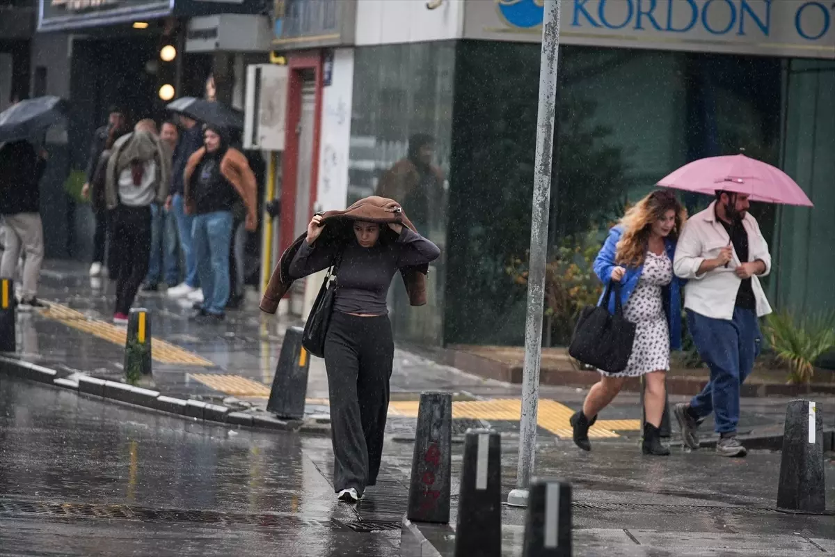 İzmir’de sağanak yağış yaşamı olumsuz etkiledi
